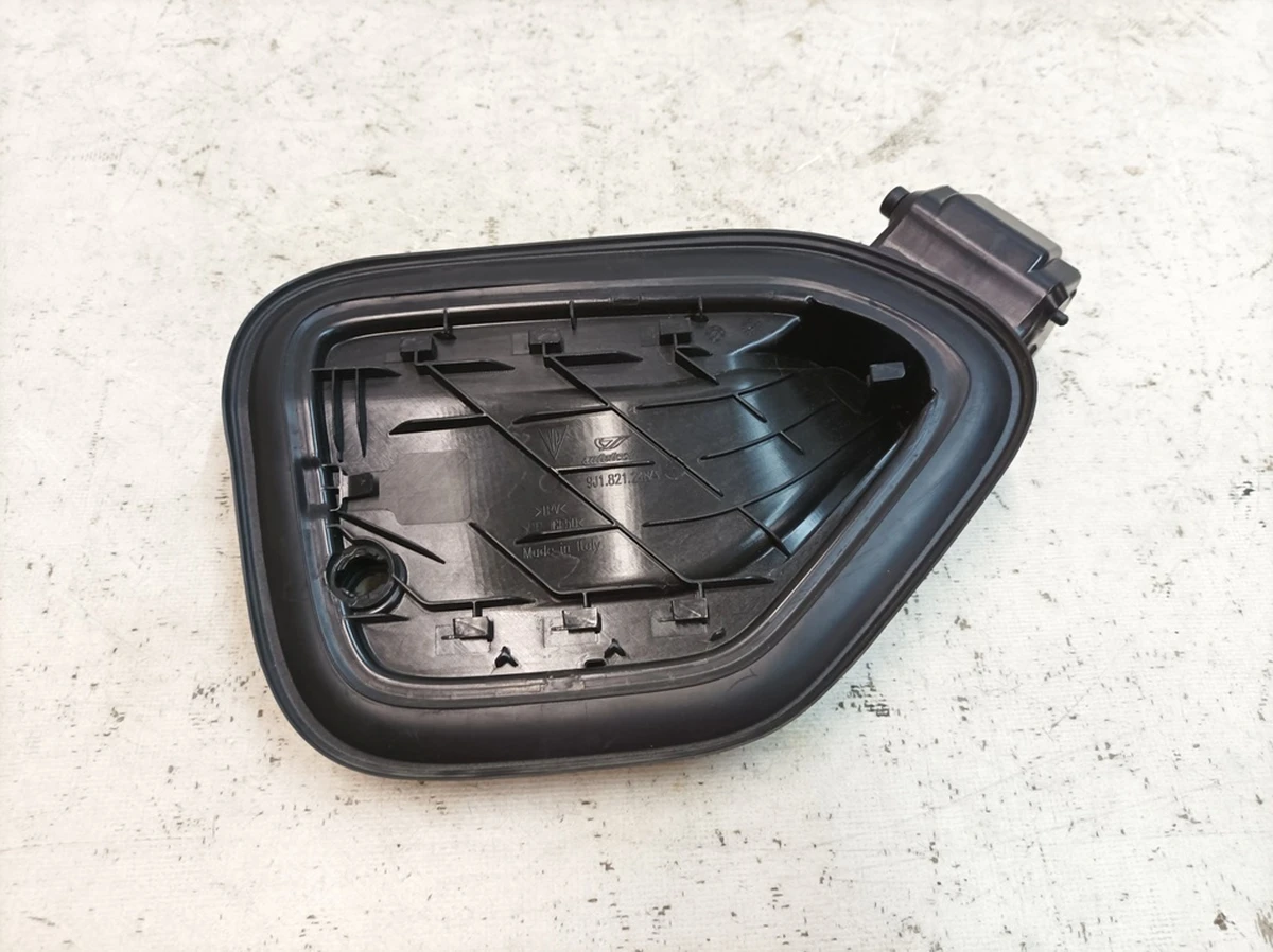 Лючок порту зарядки правий Porsche Taycan 9J1821248A