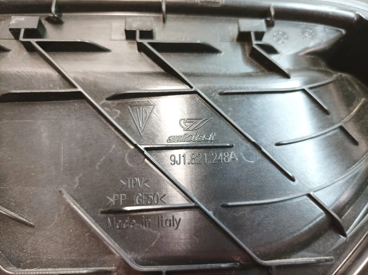 Лючок порту зарядки правий Porsche Taycan 9J1821248A