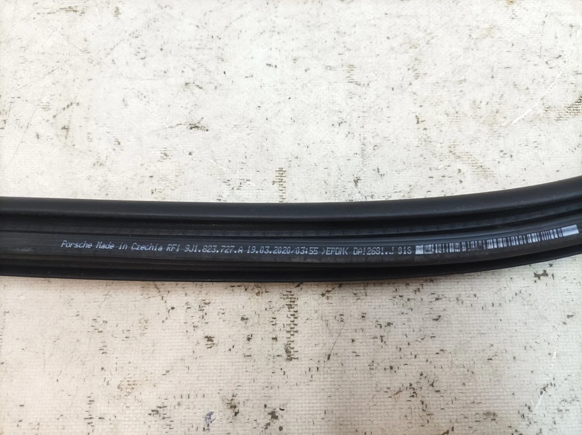 Ущільнювач багажного відсіку переднього Porsche 9J1823727A