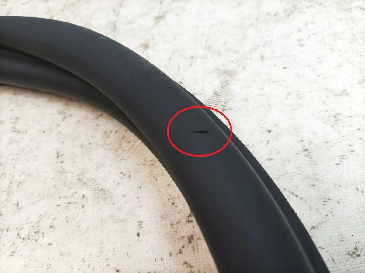 Ущільнювач багажного відсіку переднього Porsche 9J1823727A