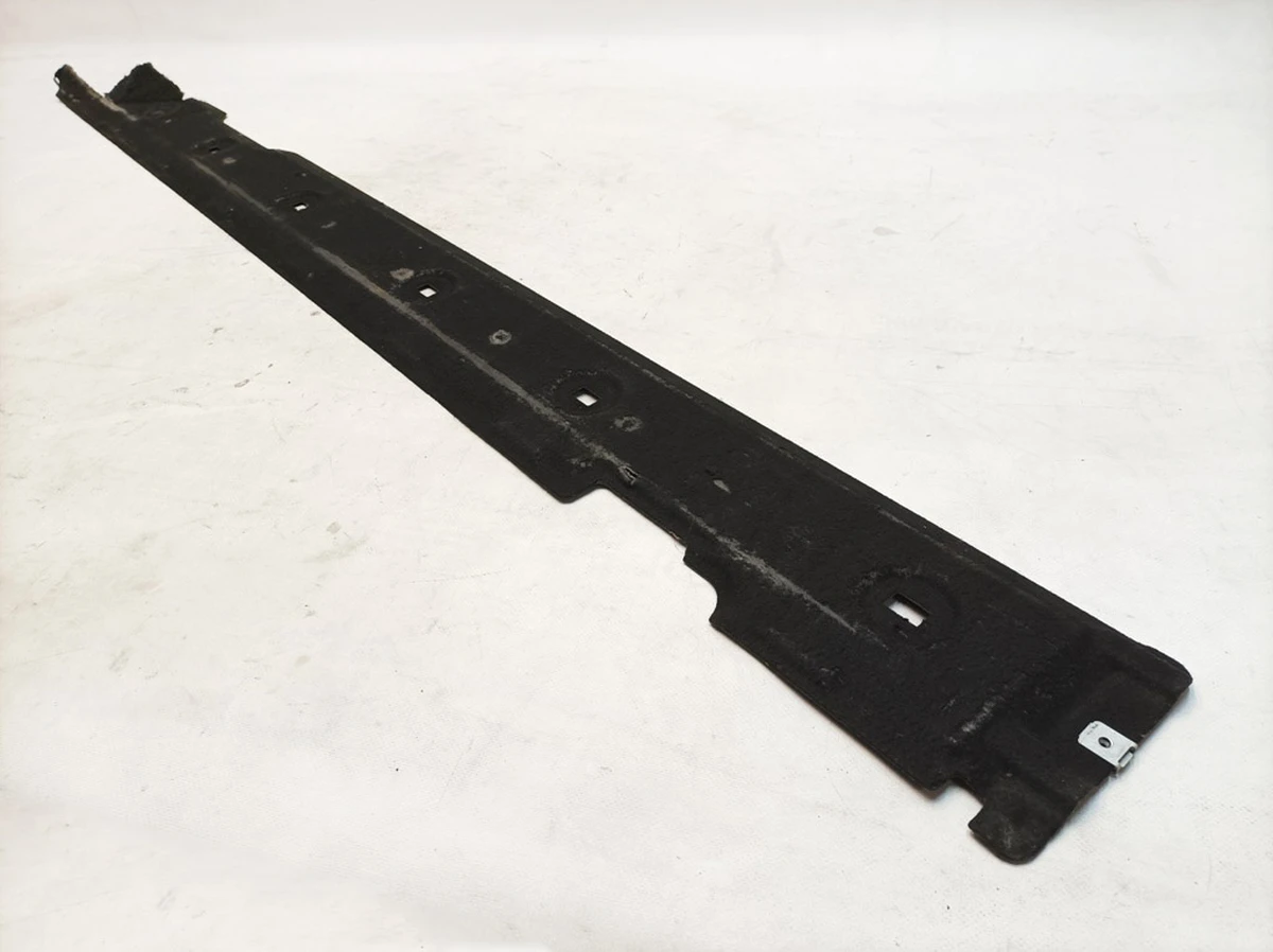 Облицювання днища (лівий поріг) з пошкодженнями Porsche Taycan 9J1825101