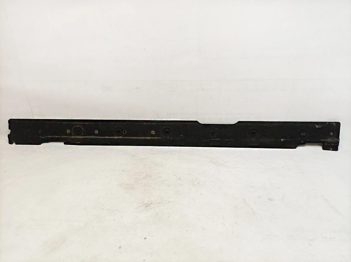 Облицювання днища (правий поріг) з дрібними пошкодженнями Porsche Taycan 9J1825102