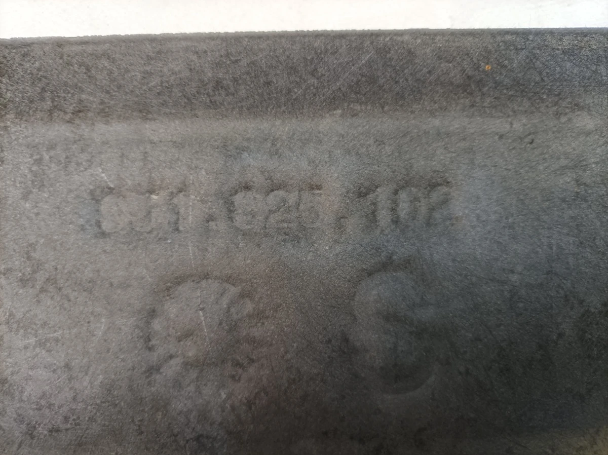 Облицювання днища (правий поріг) з дрібними пошкодженнями Porsche Taycan 9J1825102