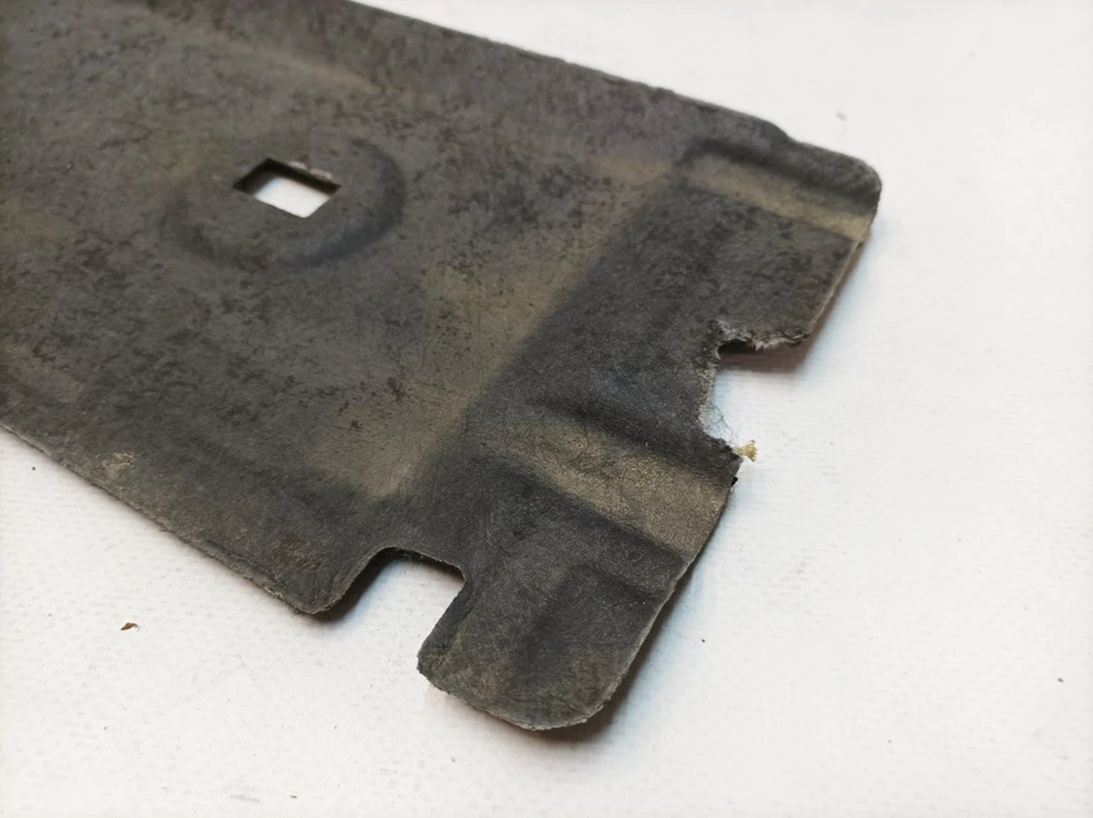 Облицювання днища (правий поріг) з дрібними пошкодженнями Porsche Taycan 9J1825102