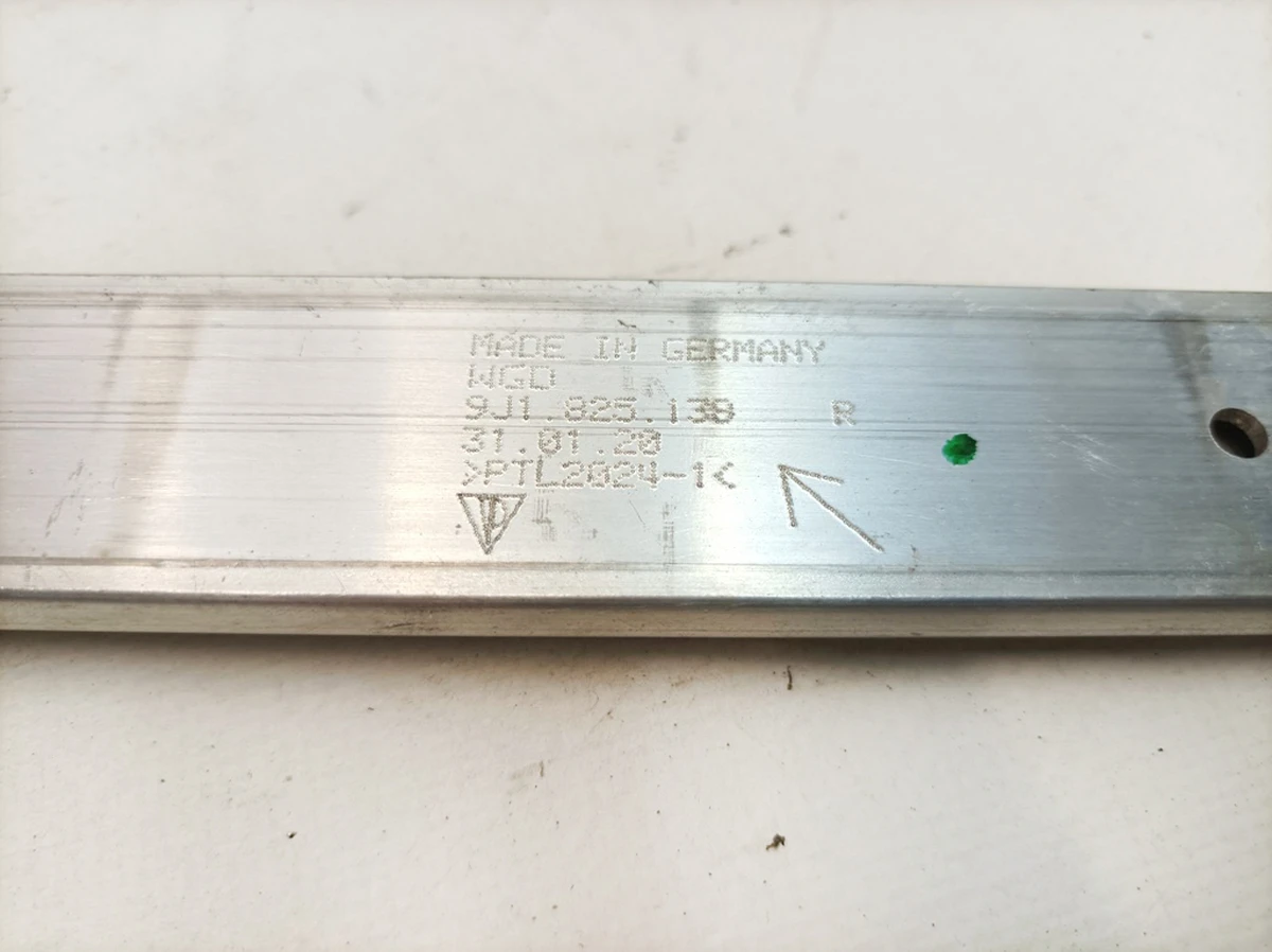 Кронштейн облицювання днища правий задній Porsche Taycan 9J1825138