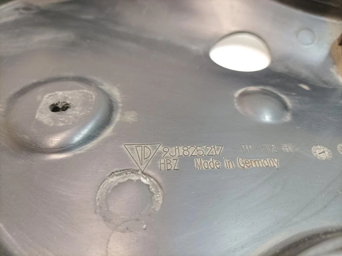 Облицювання днища бічна ліва з дрібними пошкодженнями Porsche Taycan 9J1825217