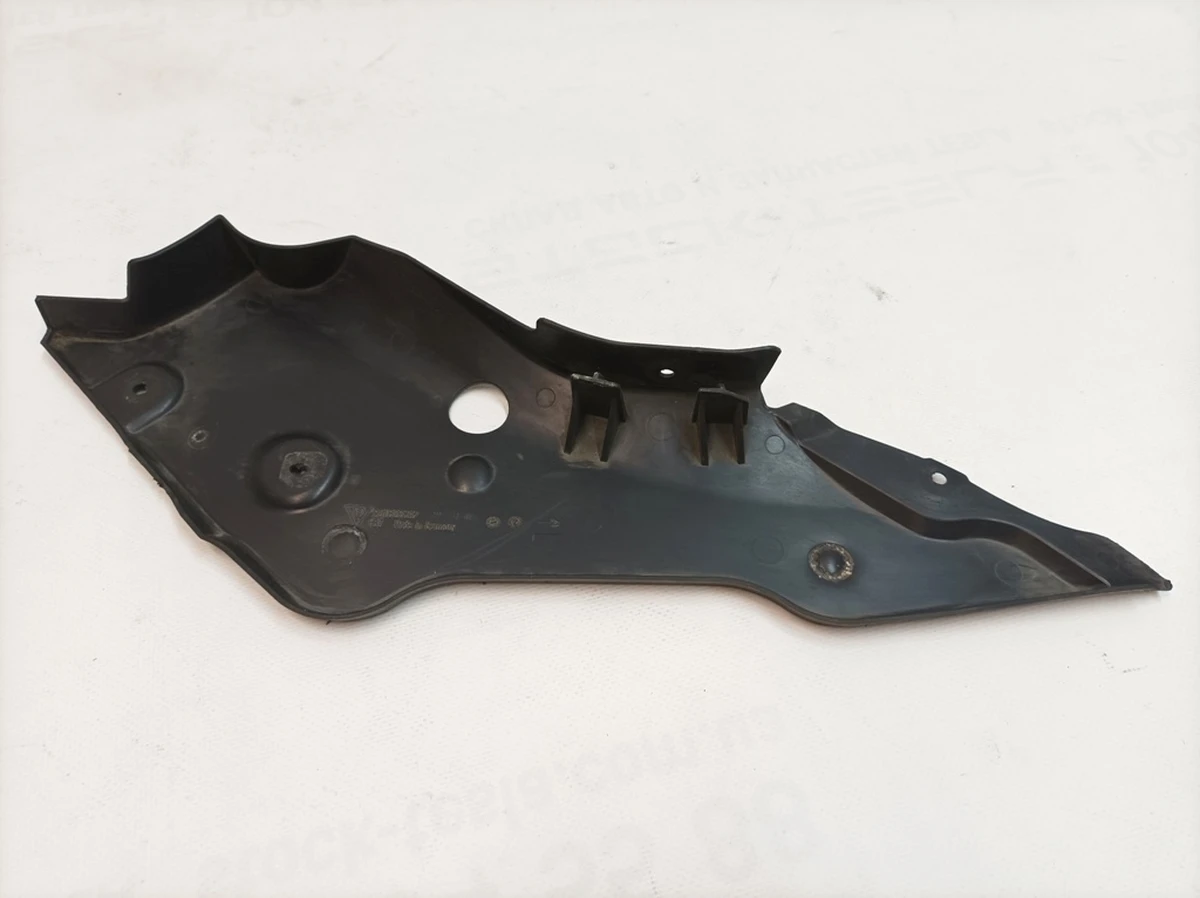 Облицювання днища бічна ліва з дрібними пошкодженнями Porsche Taycan 9J1825217