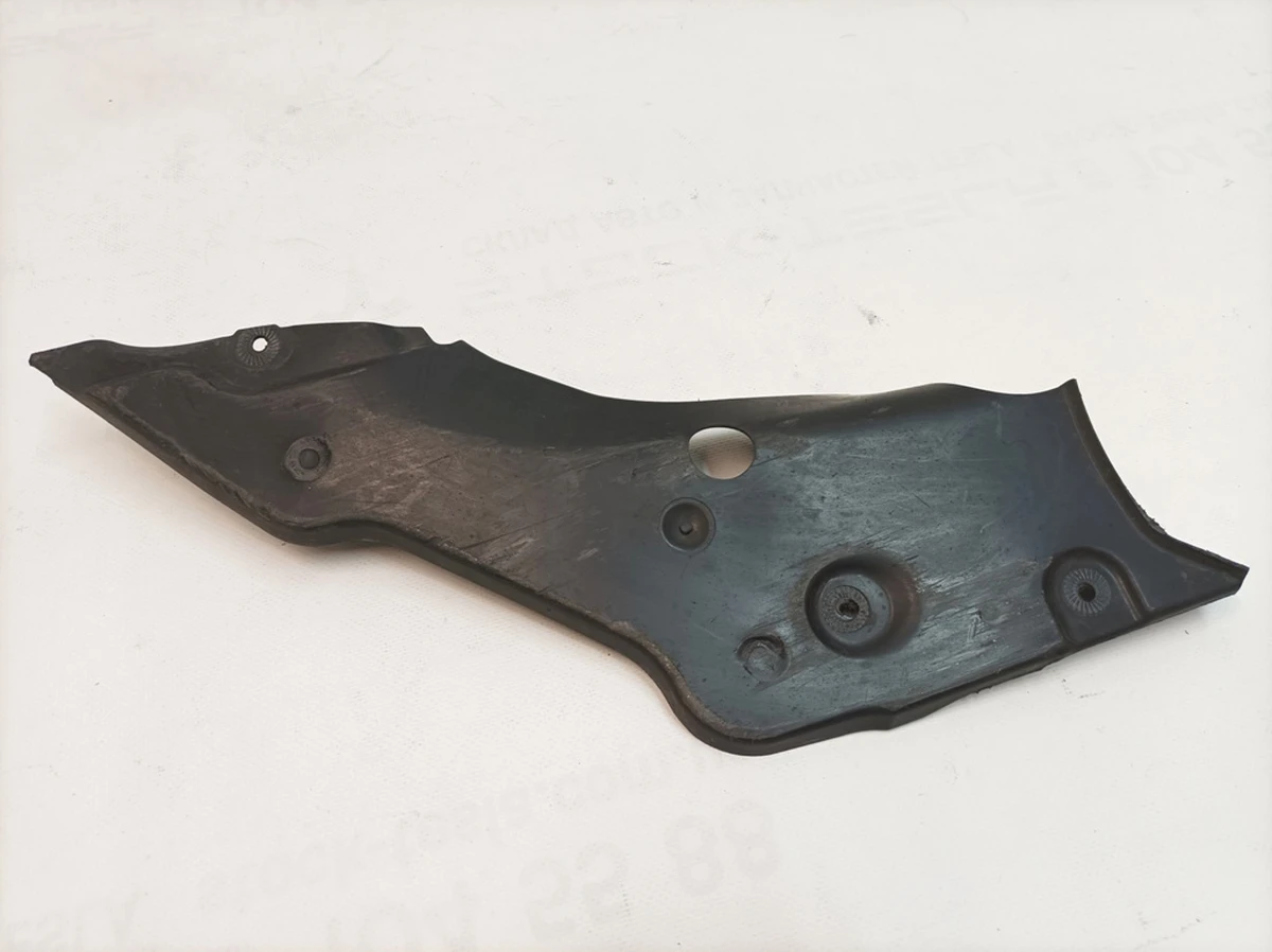 Облицювання днища бічна ліва з дрібними пошкодженнями Porsche Taycan 9J1825217