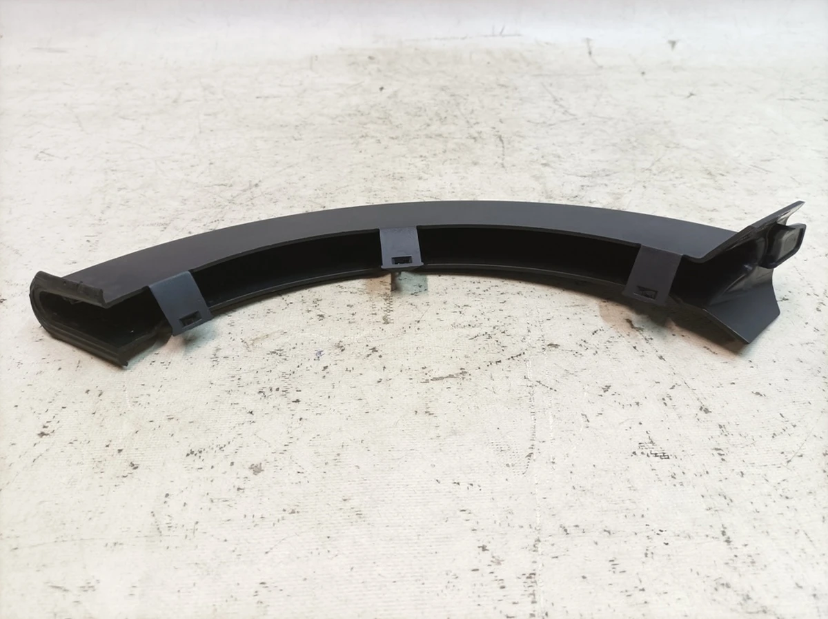 Накладка петлі кришки багажника права з дрібним пошкодженням Porsche Taycan 9J1827340