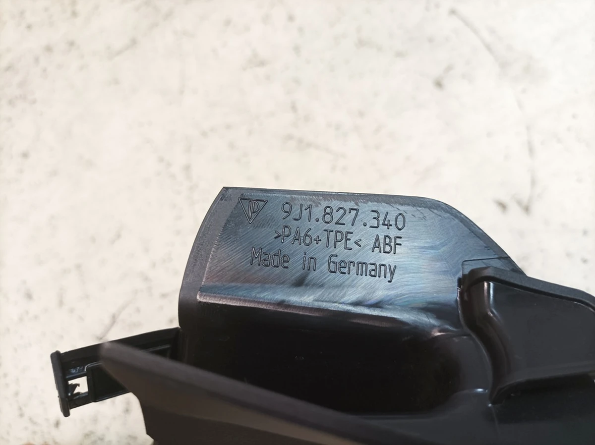 Накладка петлі кришки багажника права з дрібним пошкодженням Porsche Taycan 9J1827340