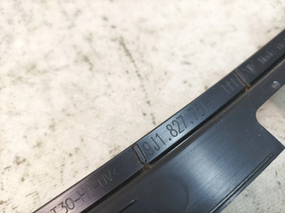 Накладка монтажний кронштейн заднього спойлера Porsche Taycan 9J1827751