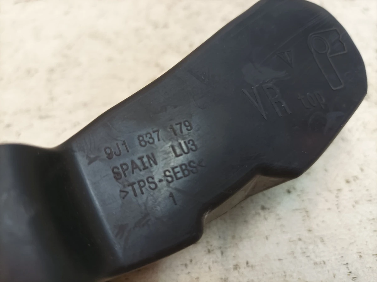 Пыльник ограничителя открывания двери передний левой правой Porsche Taycan 9J1837179