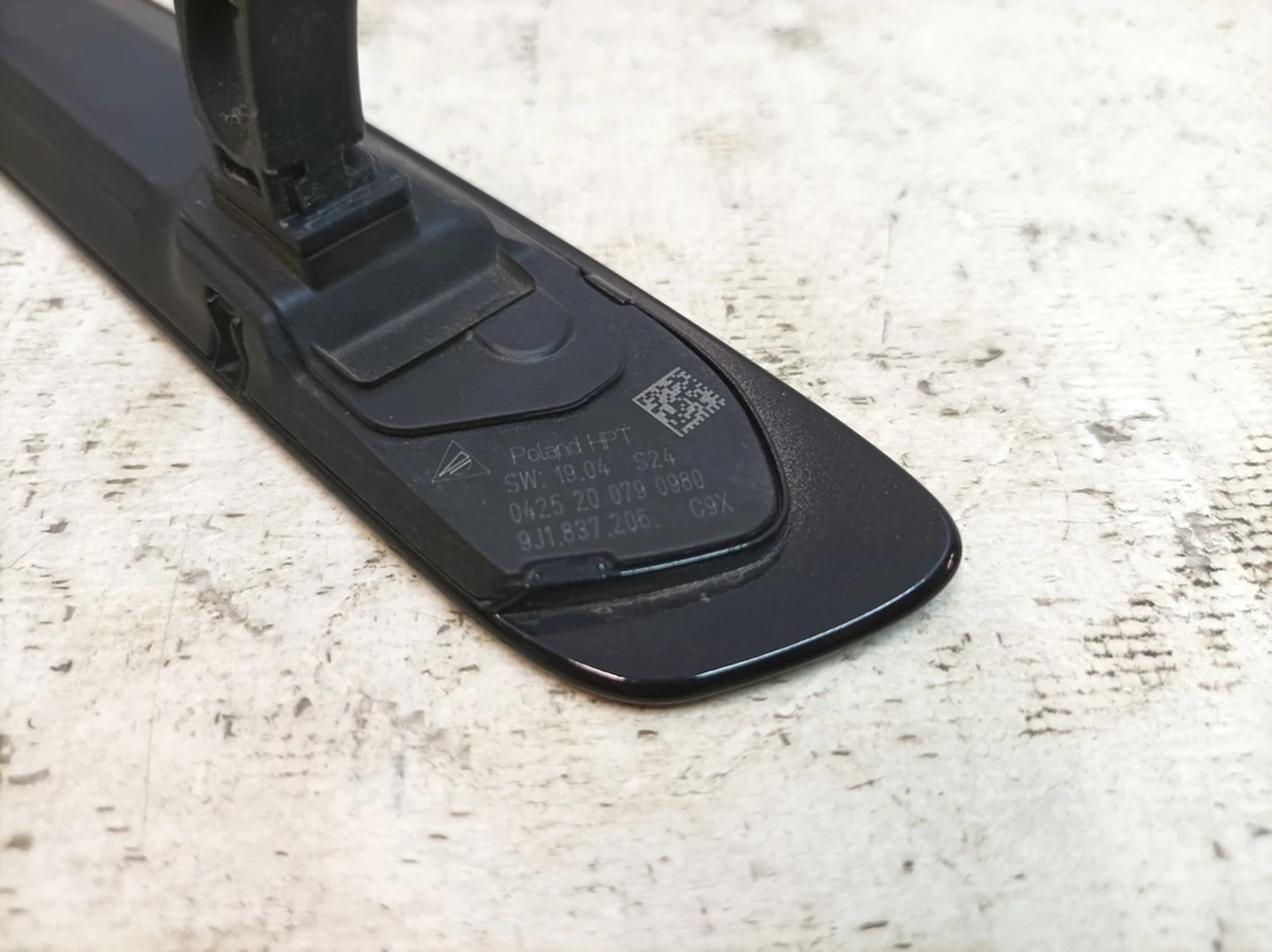 Front right outer door handle Paint code: C9X Porsche Taycan 9J1837206