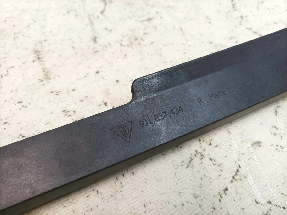 Напрямна скло дверей передньої правої Porsche Taycan 9J1837434