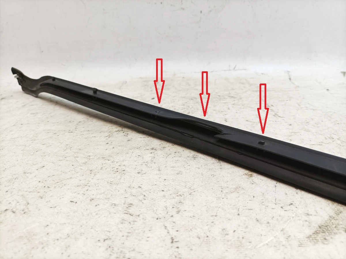 Ущільнювач нижніх передніх лівих дверей з пошкодженням Porsche Taycan 9J1837639