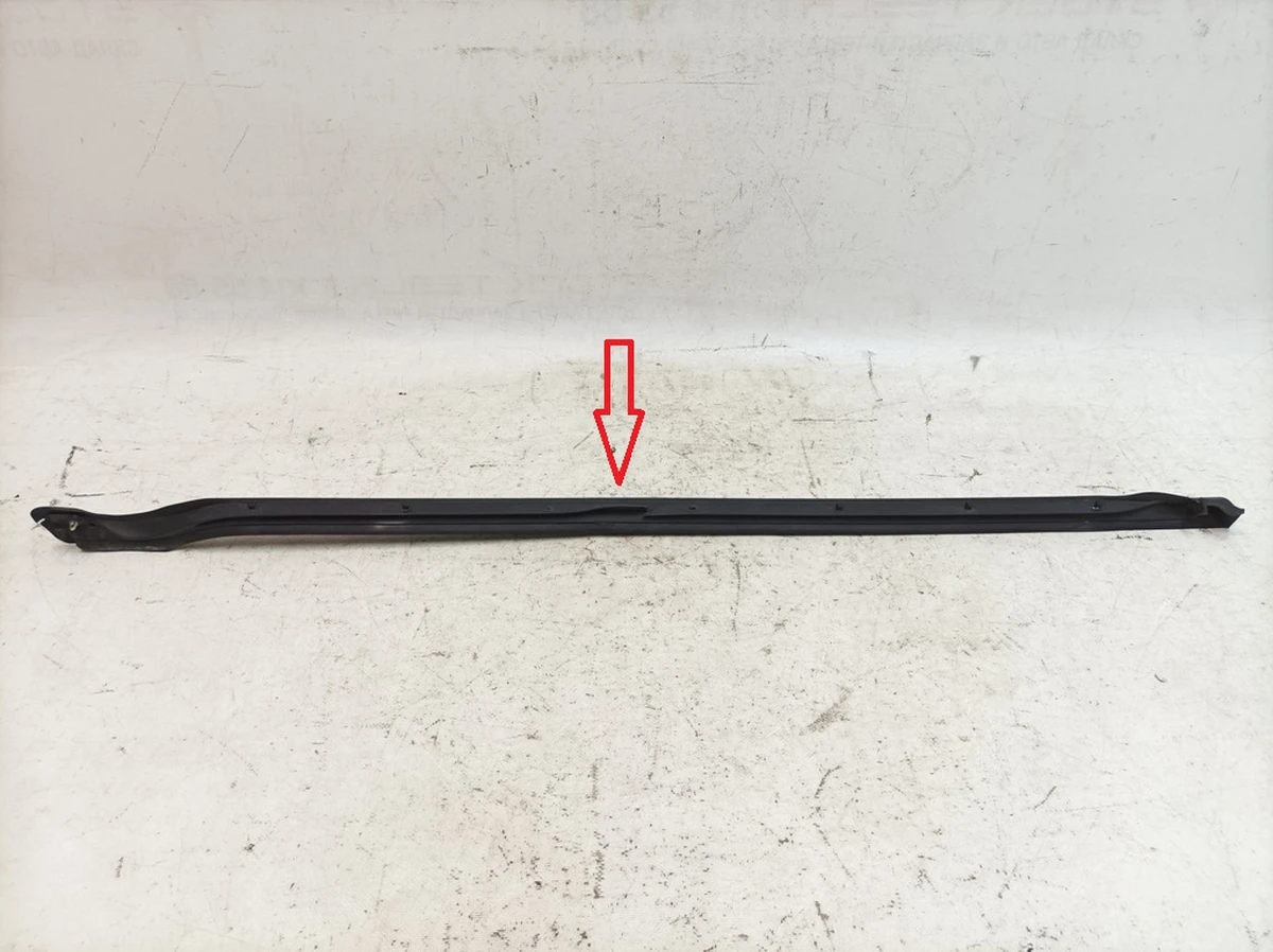 Ущільнювач нижніх передніх лівих дверей з пошкодженням Porsche Taycan 9J1837639