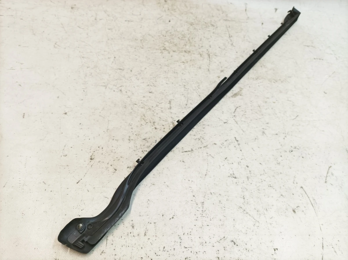 Ущільнювач нижніх передніх лівих дверей з пошкодженням Porsche Taycan 9J1837639