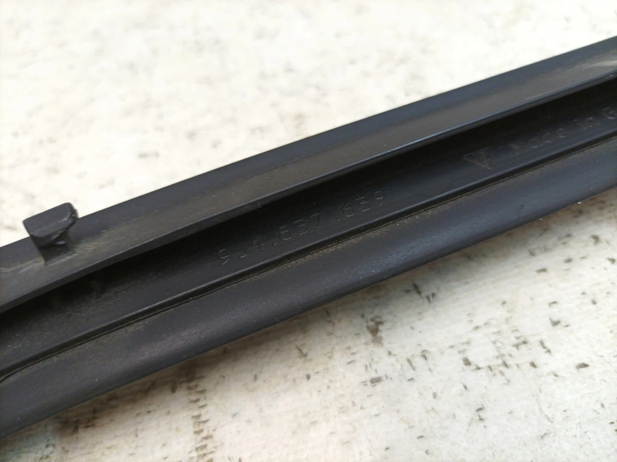 Ущільнювач нижніх передніх лівих дверей з пошкодженням Porsche Taycan 9J1837639