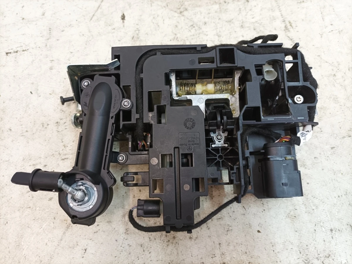 Корпус ручки дверей передньої лівої (сторона водія) Porsche Taycan 9J1837885