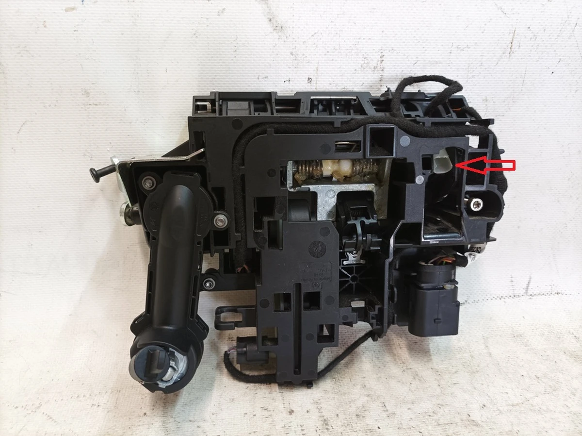 Корпус ручки дверей передньої лівої (сторона водія) Porsche Taycan 9J1837885