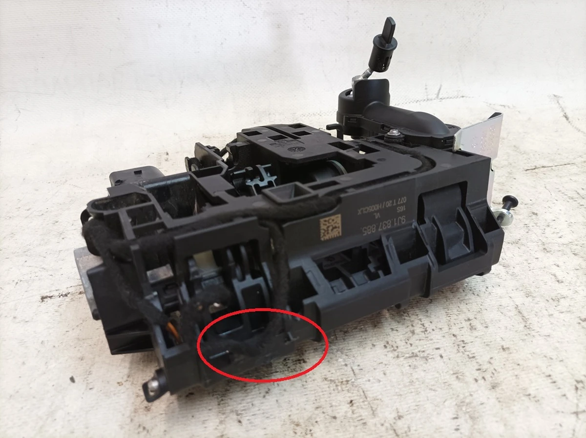 Корпус ручки дверей передньої лівої (сторона водія) Porsche Taycan 9J1837885