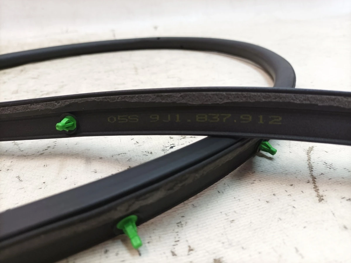 Front right outer door seal (self-adhesive) Porsche Taycan 9J1837912