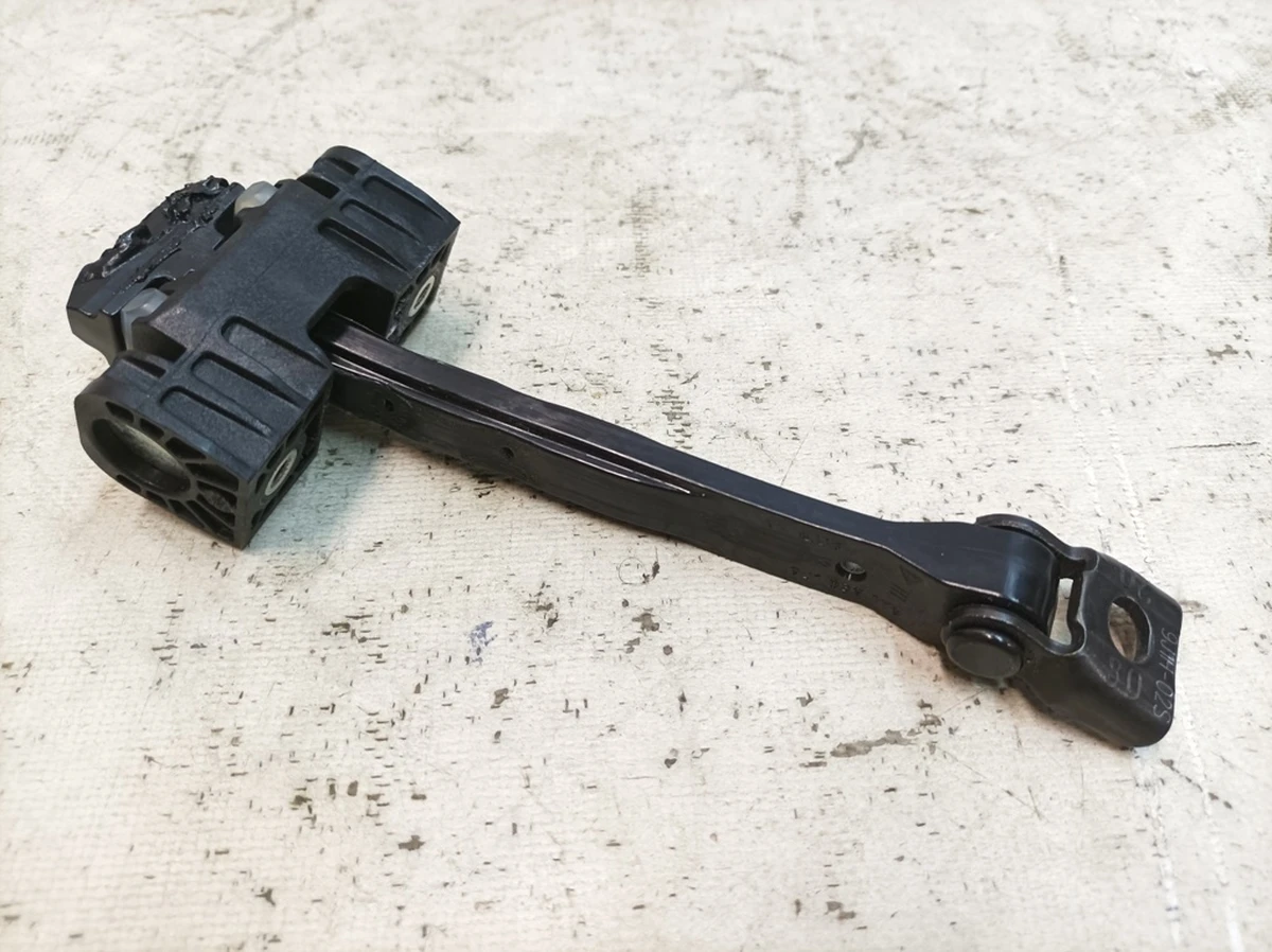 Обмежувач відчинення дверей задньої лівої правої Porsche Taycan 9J1839179