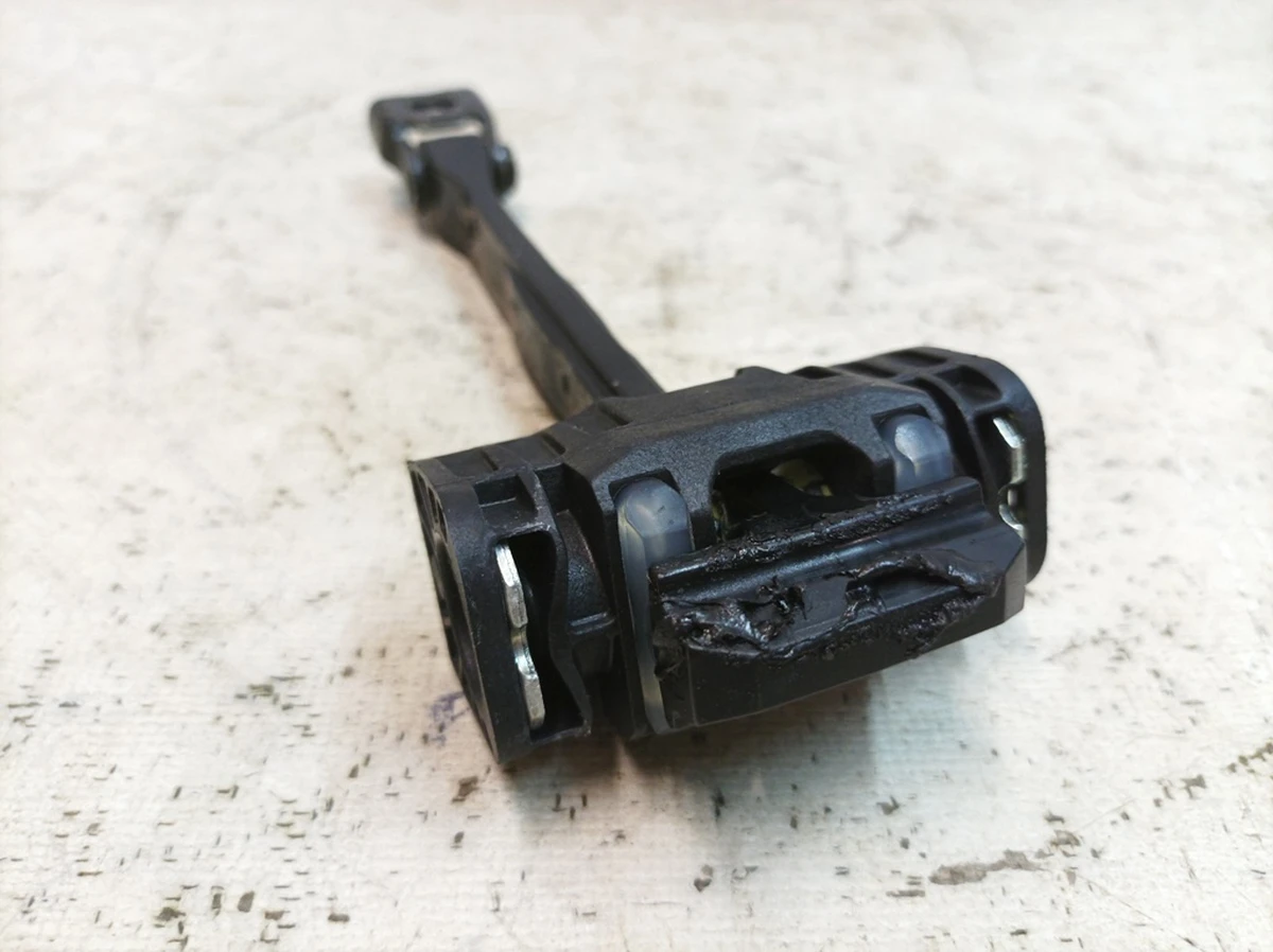 Обмежувач відчинення дверей задньої лівої правої Porsche Taycan 9J1839179