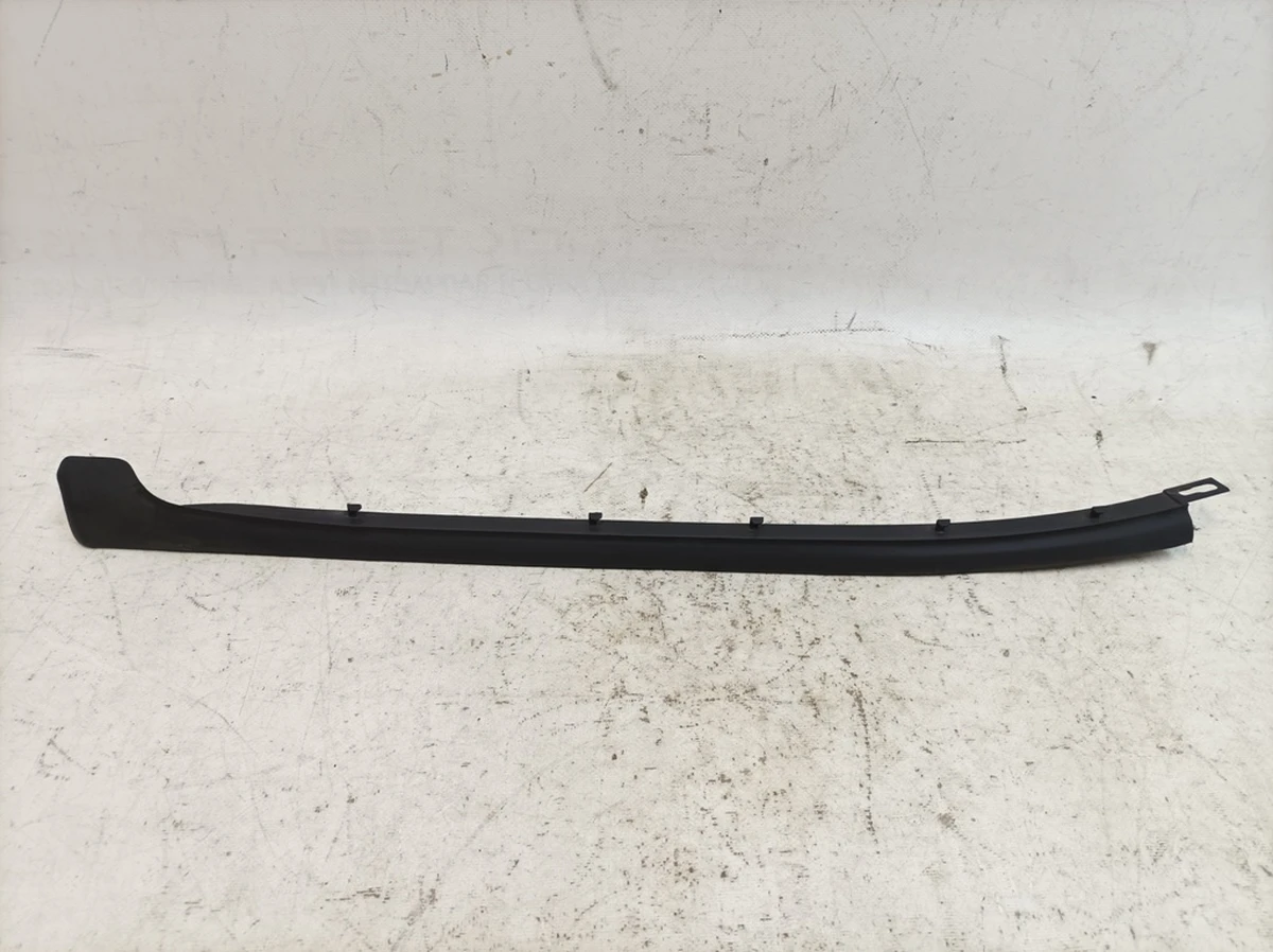 Уплотнитель нижний двери задней правой Porsche Taycan 9J1839500