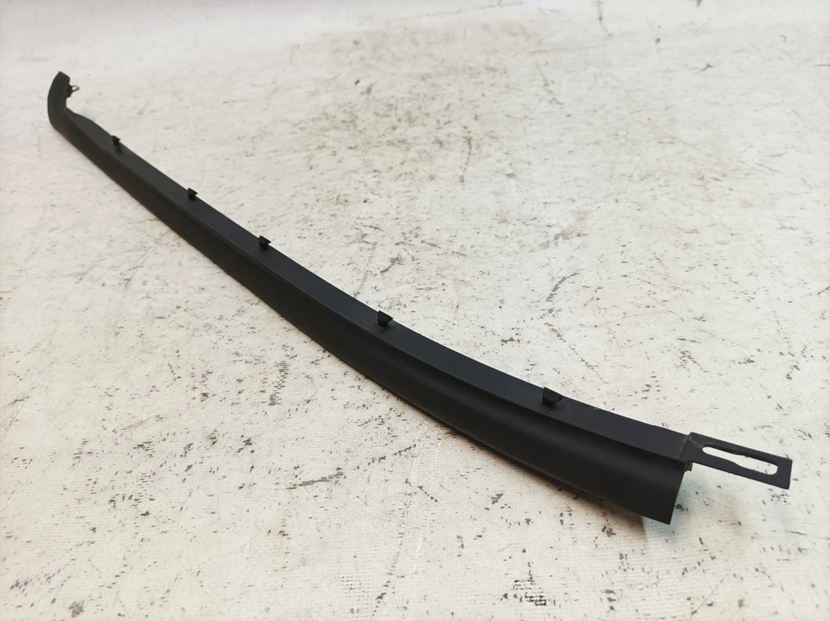 Уплотнитель нижний двери задней правой Porsche Taycan 9J1839500