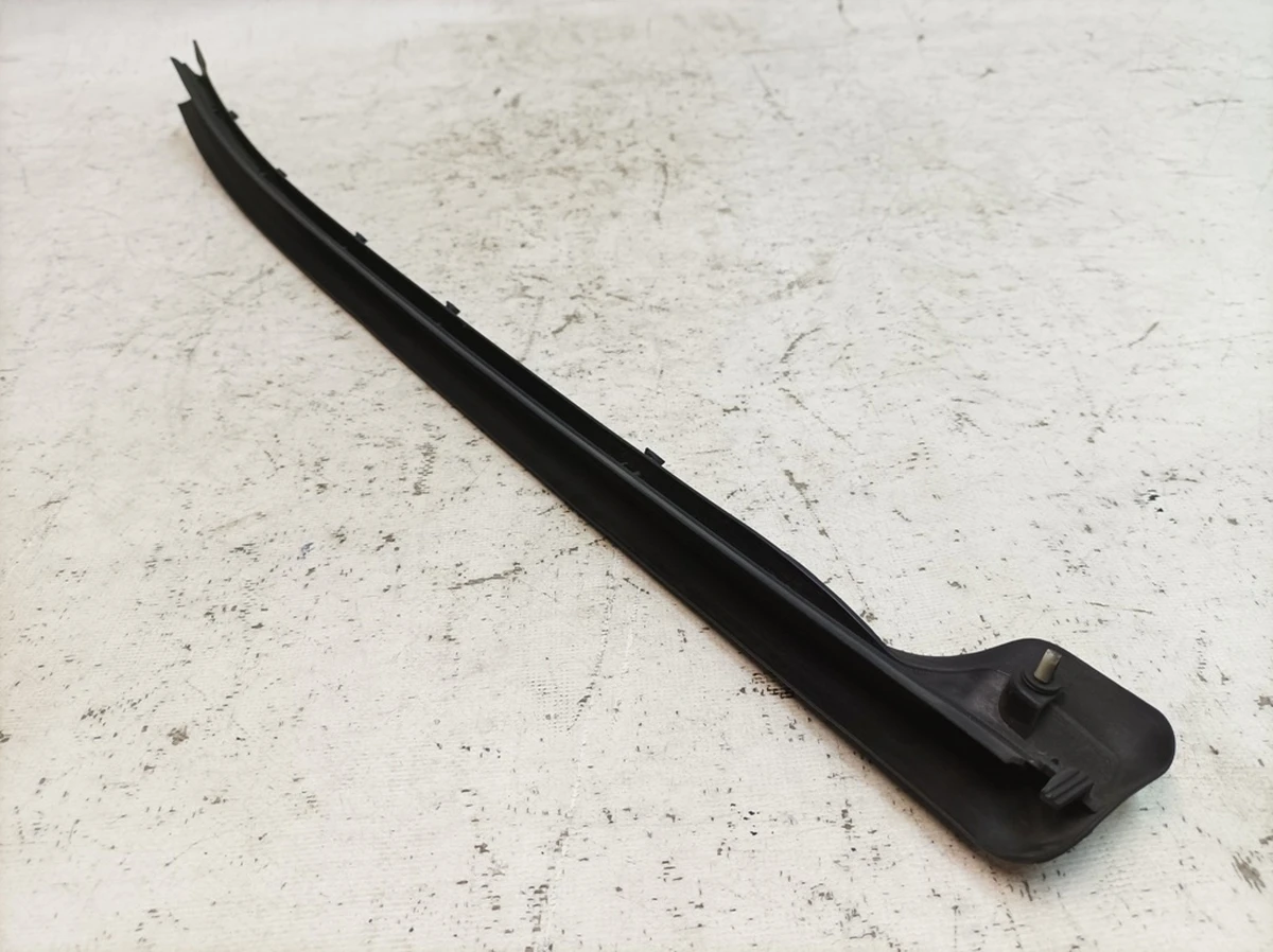 Уплотнитель нижний двери задней правой Porsche Taycan 9J1839500