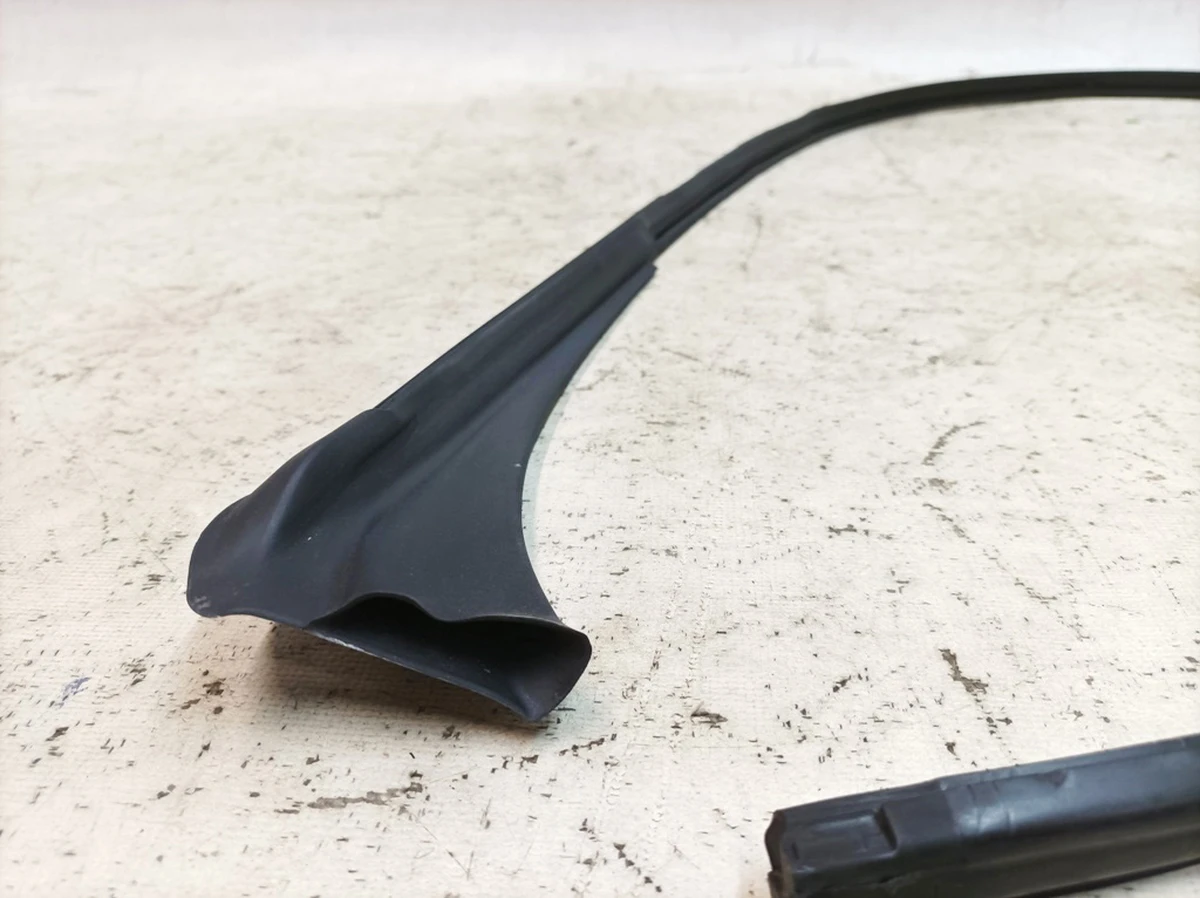 Ущільнювач верхній лівий Porsche Taycan 9J1853911A