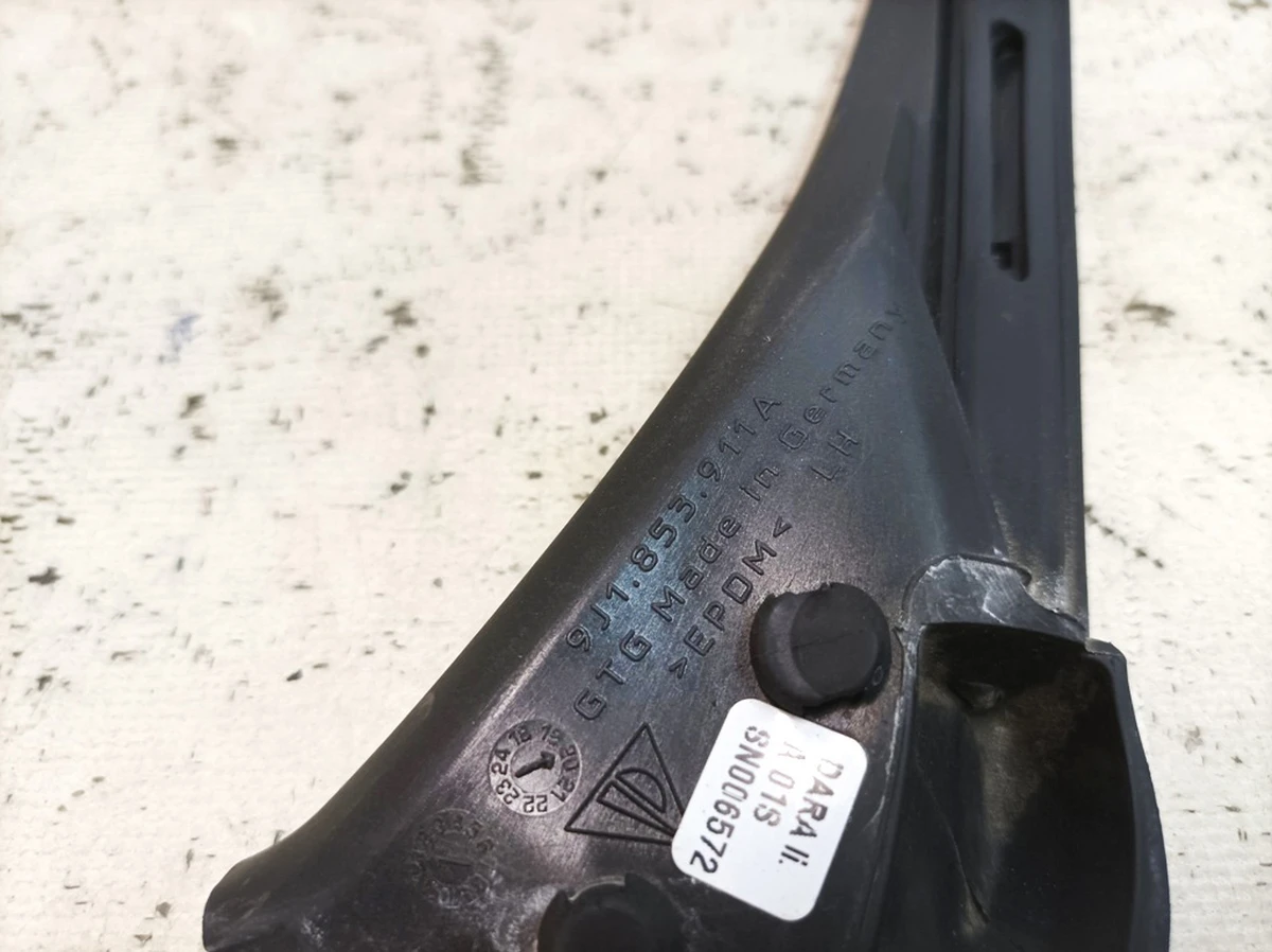 Ущільнювач верхній лівий Porsche Taycan 9J1853911A