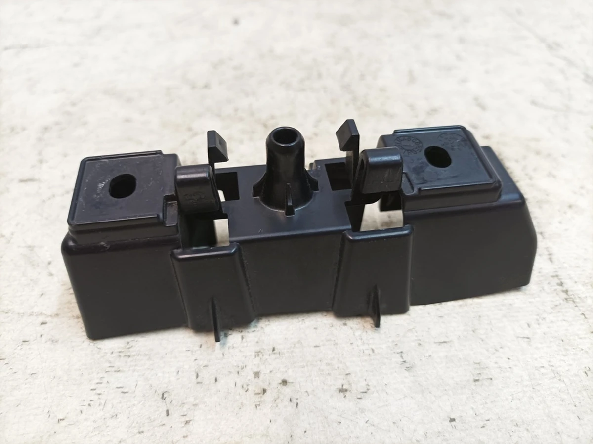 Кронштейн накладки крыла переднего левого Porsche Taycan 9J1854945