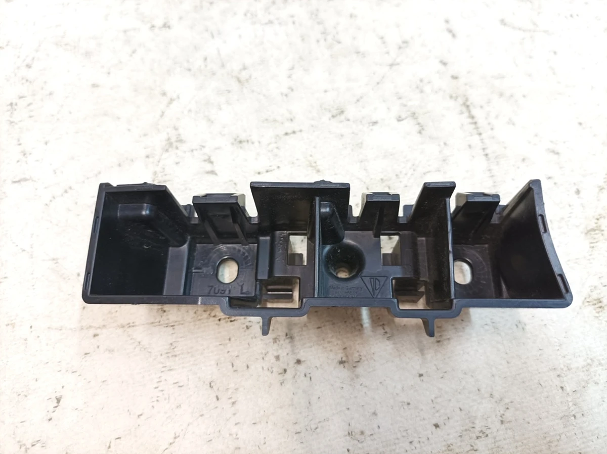 Кронштейн накладки крыла переднего левого Porsche Taycan 9J1854945