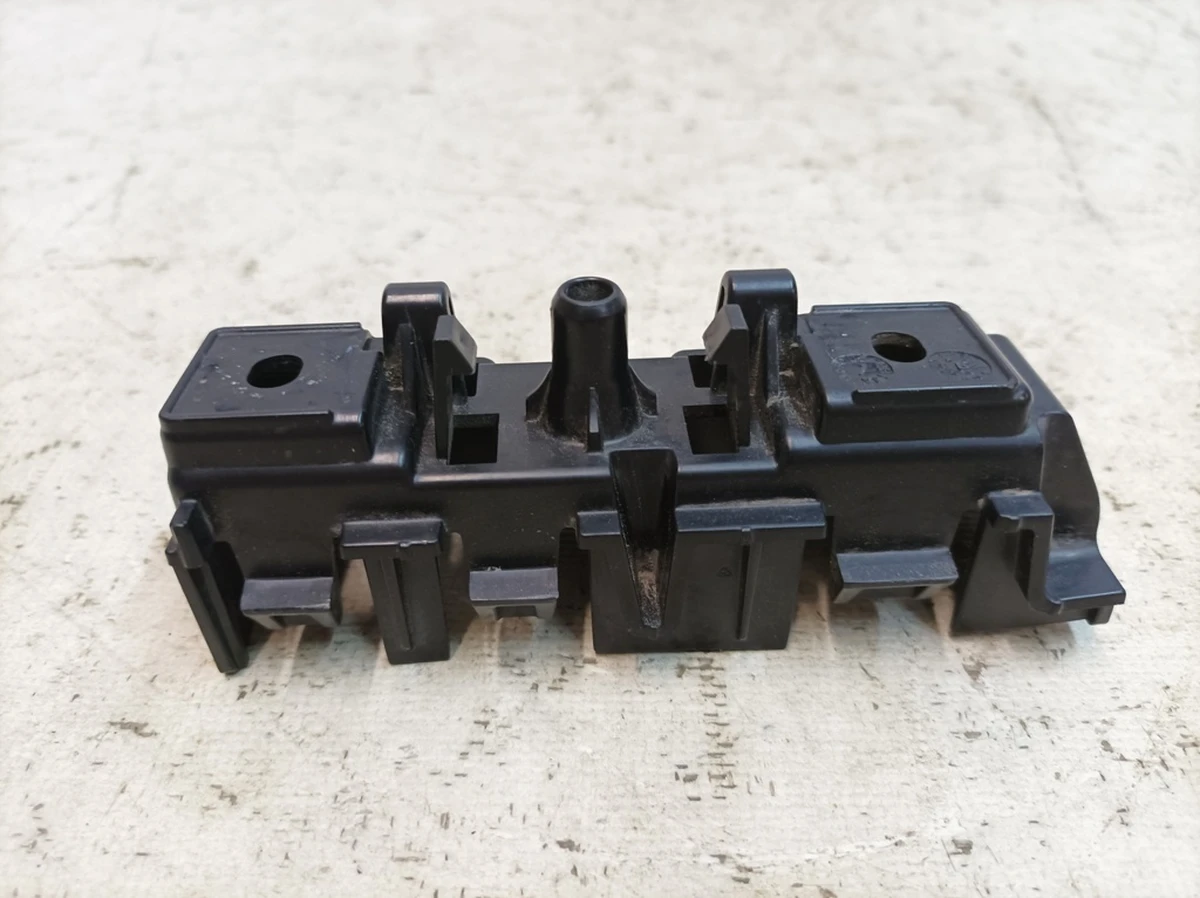 Кронштейн накладки крила переднього правого Porsche Taycan 9J1854946