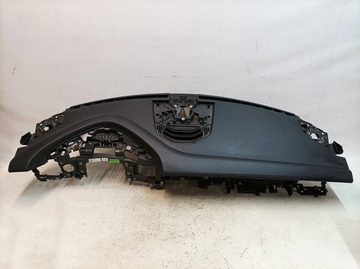 Передня панель (торпедо) шкіра A11 з дрібним пошкодженням Porsche Taycan 9J1857003BJ