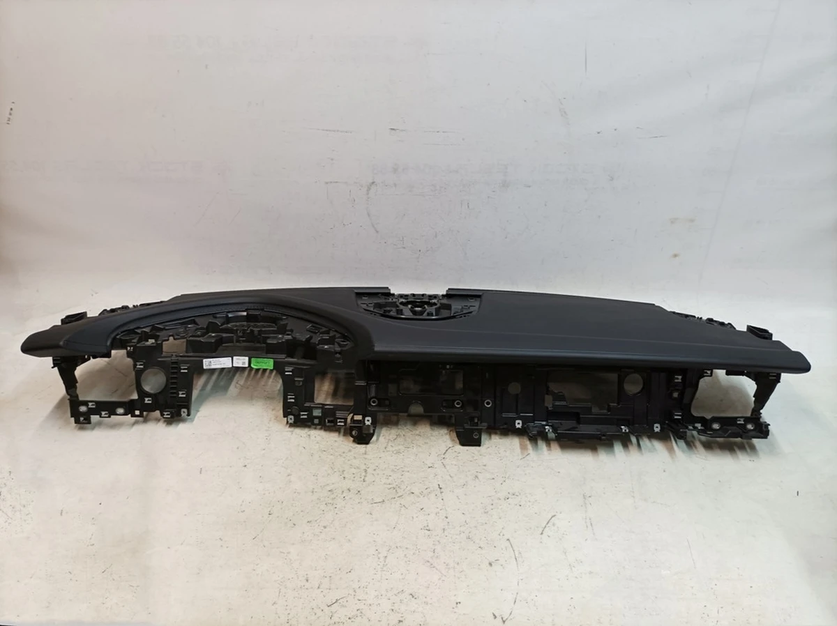 Передня панель (торпедо) шкіра A11 з дрібним пошкодженням Porsche Taycan 9J1857003BJ