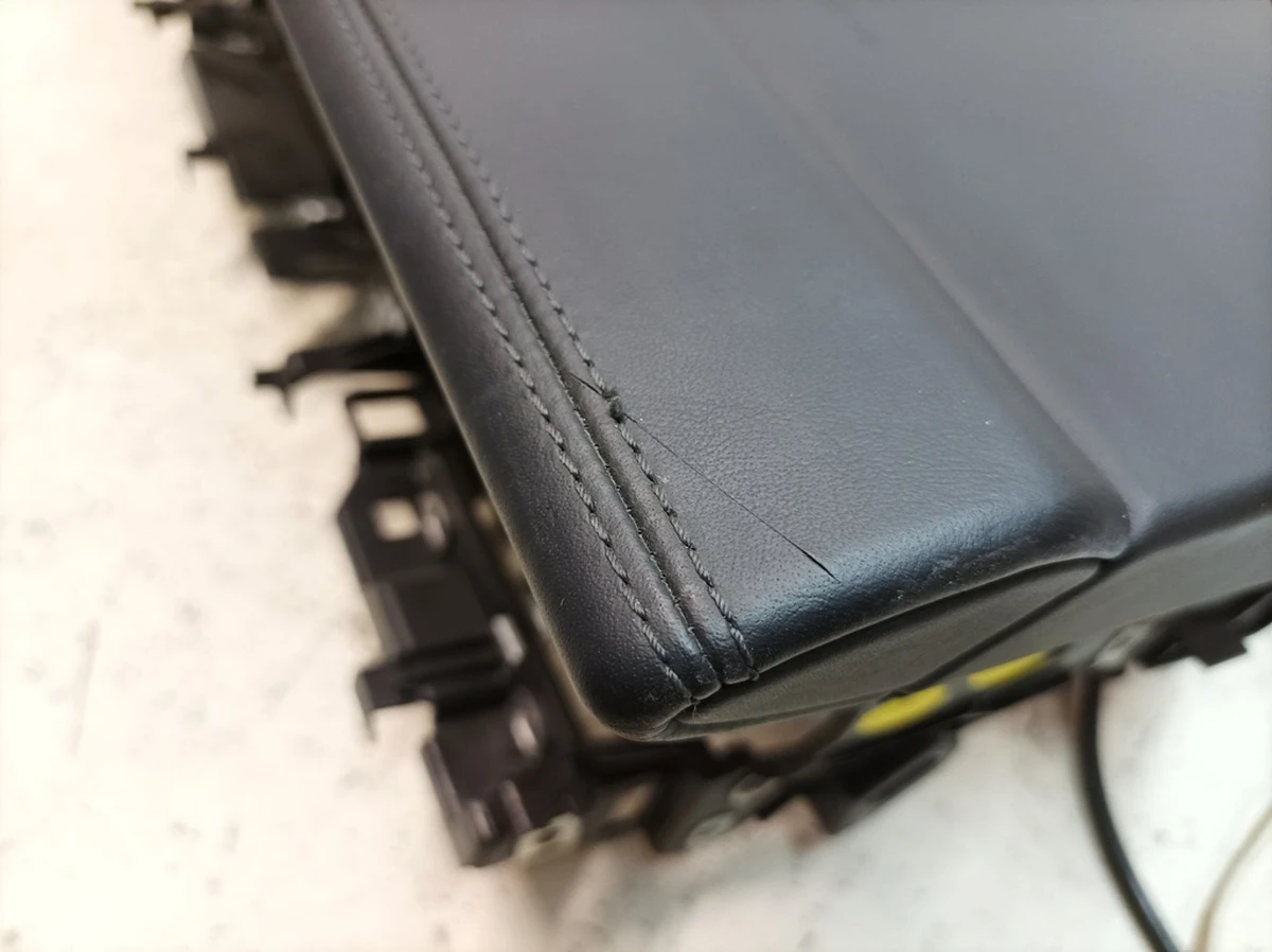 Передня панель (торпедо) шкіра A11 з дрібним пошкодженням Porsche Taycan 9J1857003BJ