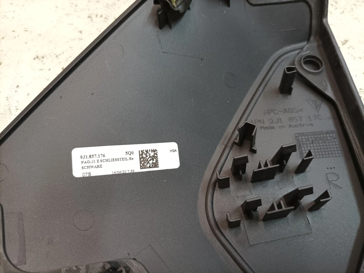 Front panel side closing trim, right 5Q0 Porsche Taycan 9J1857176