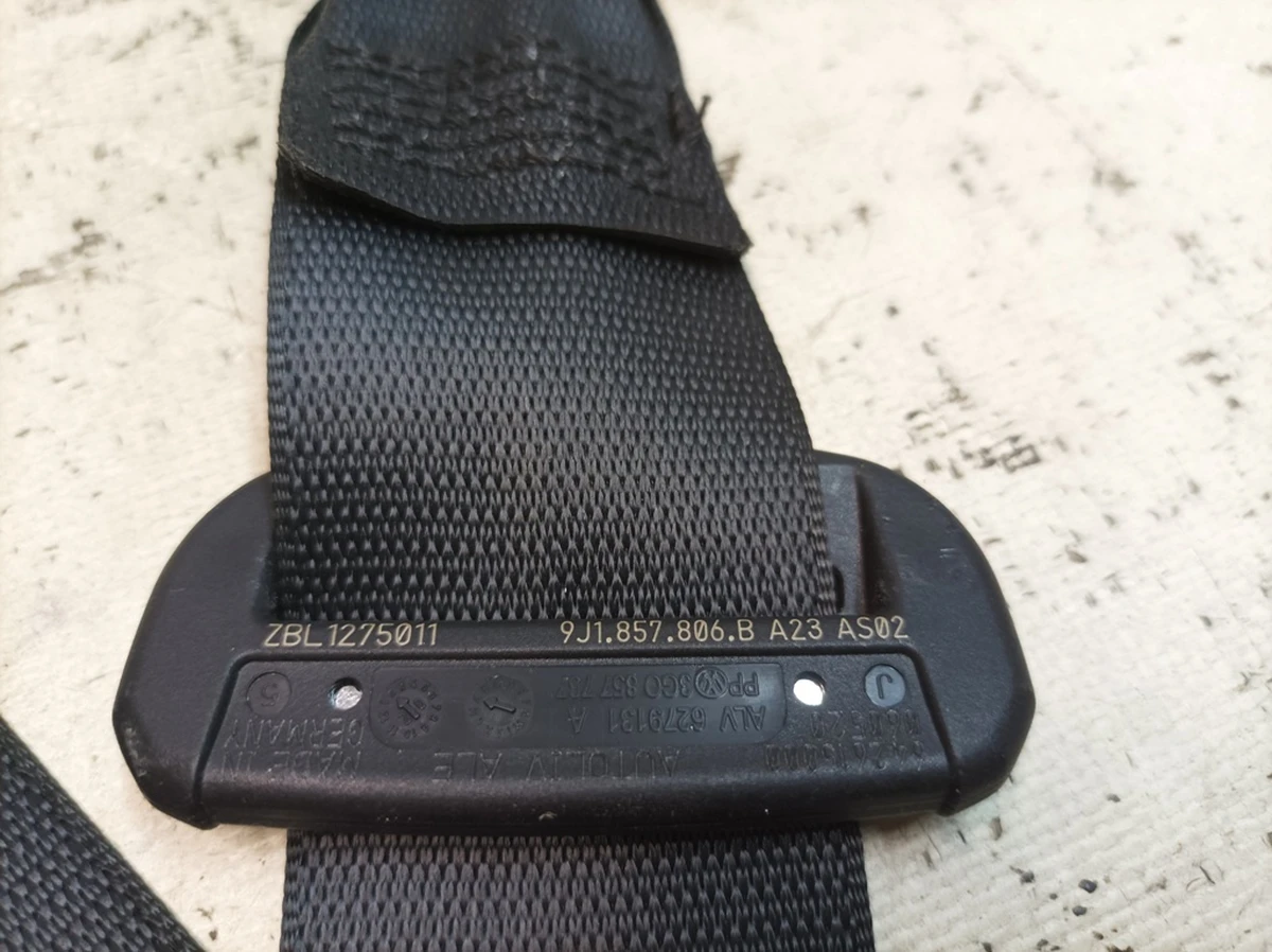 Ремень безопасности второго ряда трёхточечный правый с повреждением Porsche Taycan 9J1857806B