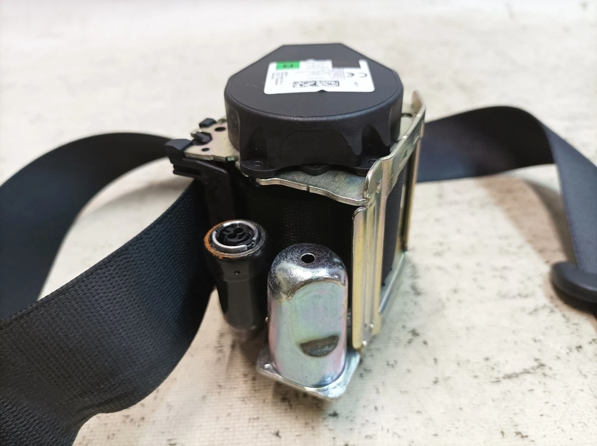 Ремень безопасности второго ряда трёхточечный правый с повреждением Porsche Taycan 9J1857806B