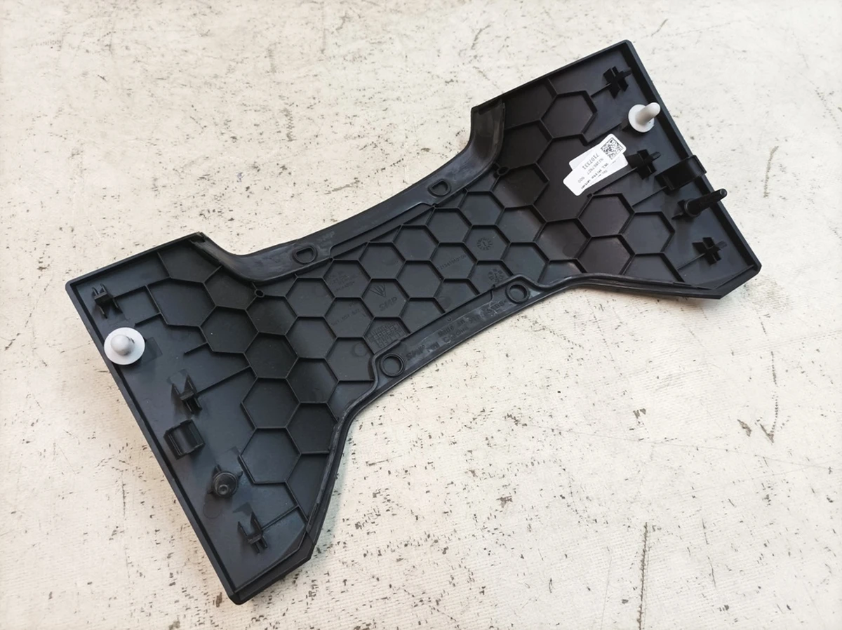 Облицовка передней панели средняя нижняя 5Q0 Porsche Taycan 9J1857927