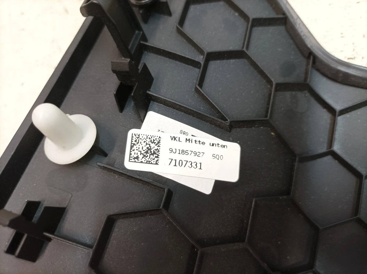 Облицовка передней панели средняя нижняя 5Q0 Porsche Taycan 9J1857927