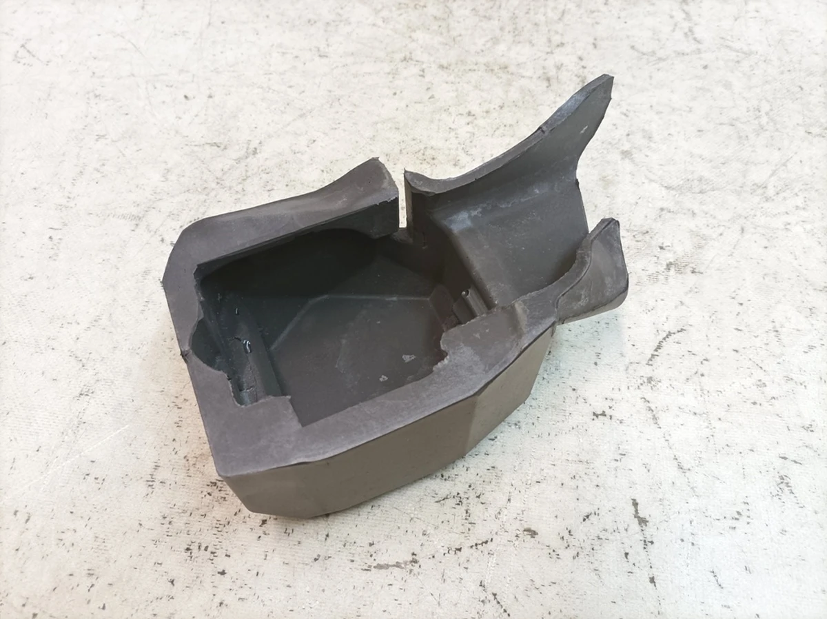 Кожух механизма ремня безопасности второго ряда правый Porsche Taycan 9J1857958