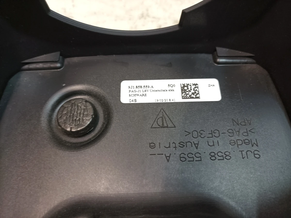 Облицовка нижняя рулевой колонки с электрической регулировкой 5Q0 Porsche Taycan 9J1858559A