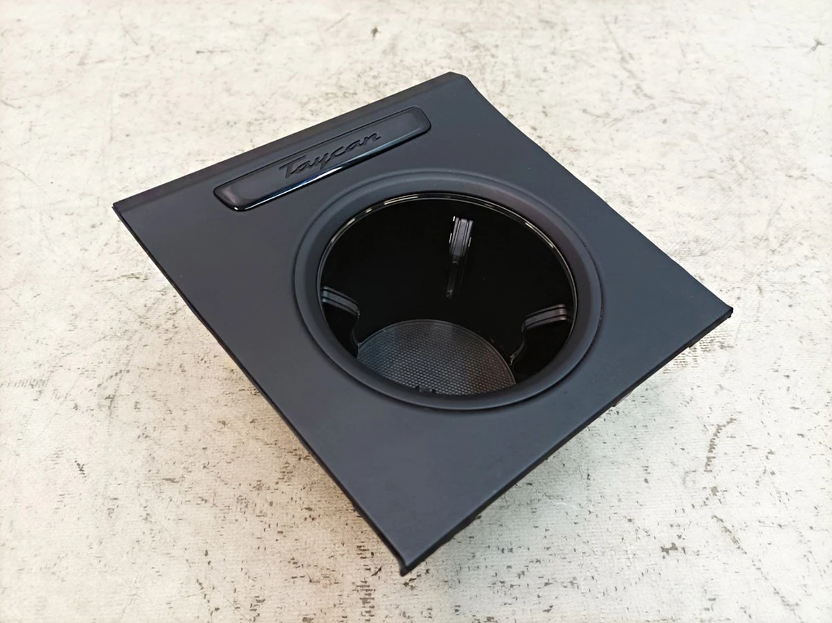 Накладка подстаканника центральной консоли в сборе с подстаканником и подсветкой 5Q0 Porsche Taycan 9J1864365E