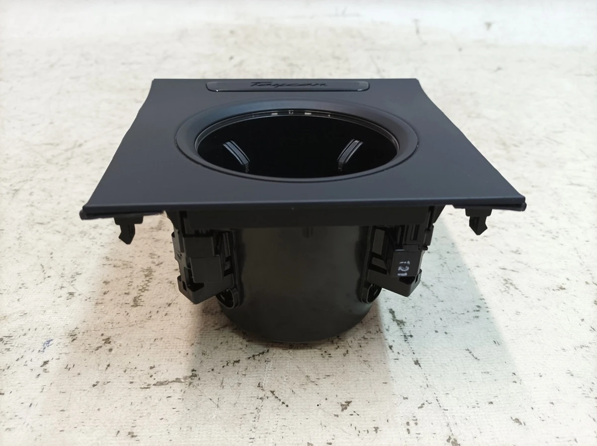 Накладка подстаканника центральной консоли в сборе с подстаканником и подсветкой 5Q0 Porsche Taycan 9J1864365E