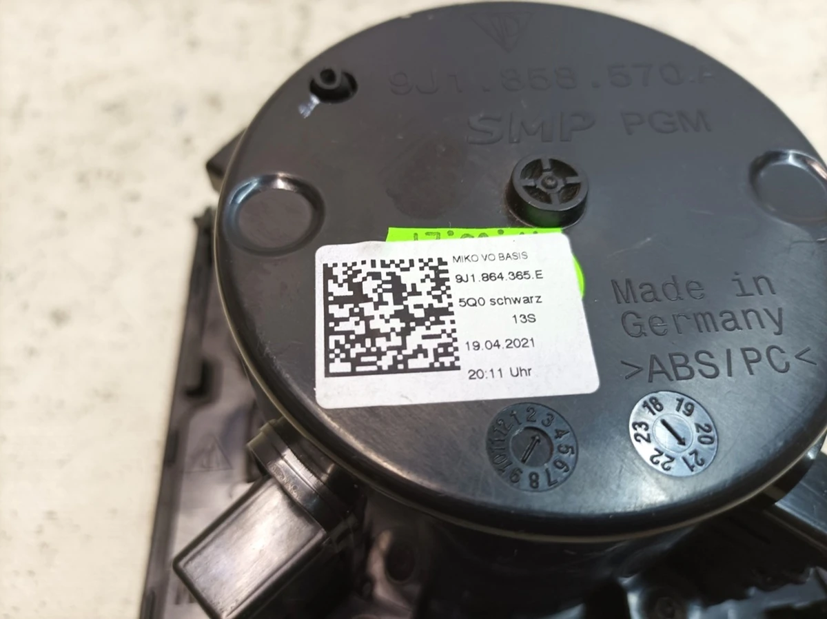 Накладка подстаканника центральной консоли в сборе с подстаканником и подсветкой 5Q0 Porsche Taycan 9J1864365E