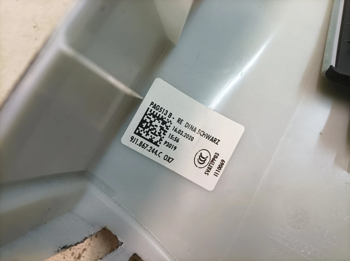 Облицовка стойки B верхняя правая Race-Tex OX7 с повреждением Porsche Taycan 9J1867244C